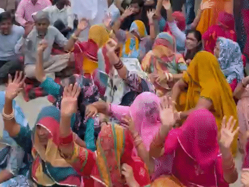 14 दिन से मासूम लापता,SDM ऑफिस में ग्रामीणों का धरना:नारेबाजी करती हुईं चैंबर तक पहुंची महिलाएं; 12 जून को पहाड़ी से हुआ था गायब