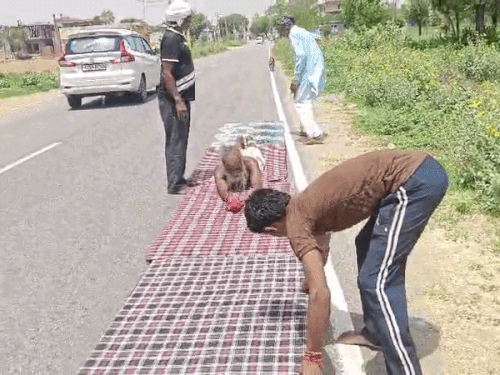 850Km दूर वैष्णो देवी तक दंडवत यात्रा कर रहे बाबा:कहा- समय तय नहीं किया; 22 साल से बैठे नहीं, खड़े रहकर करते हैं सभी काम