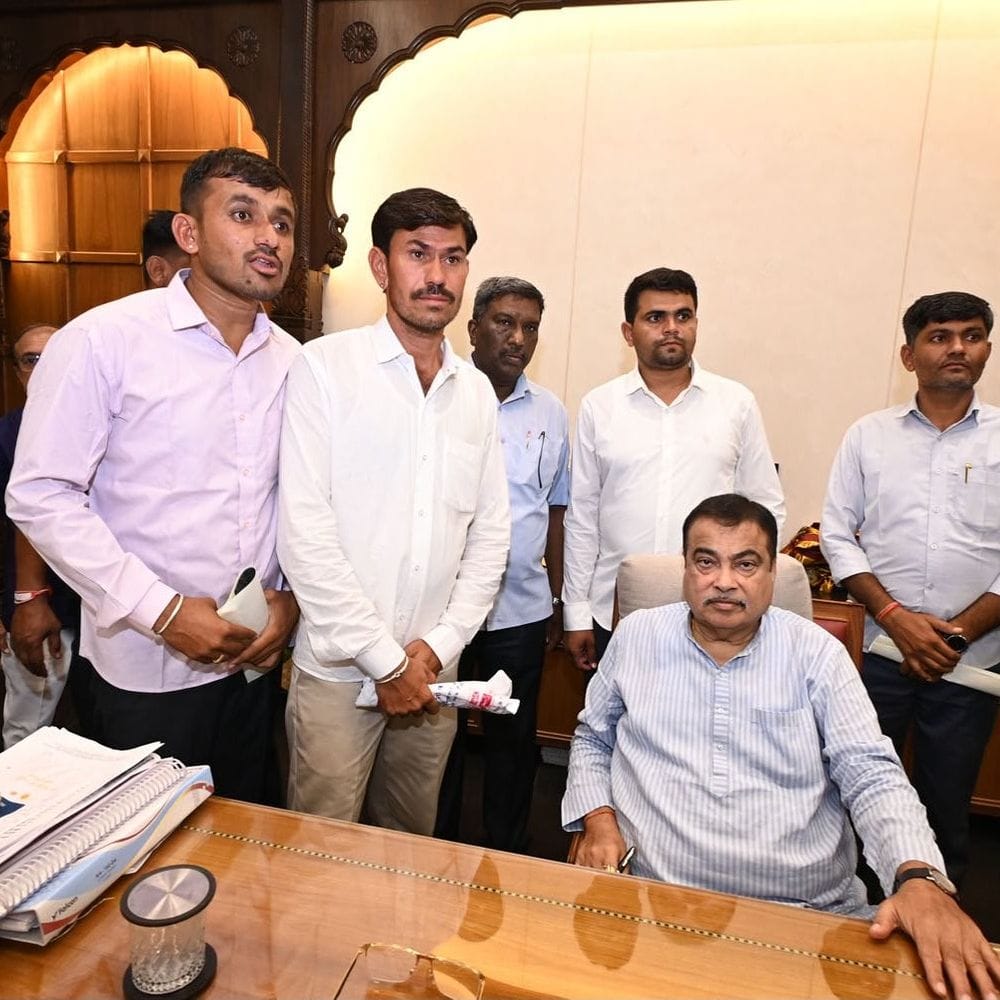 अगड़ावा-सेसावा हवाई पट्टी पर सर्विस रोड की मांग:ग्रामीणों ने केंद्रीय मंत्री नितिन गडकरी को नागपुर में सौंपा ज्ञापन