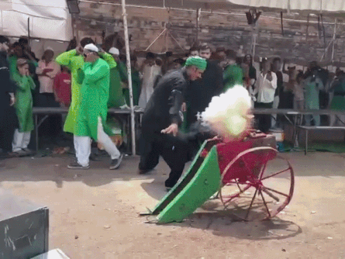 अजमेर में बीच सड़क पर तोप चलाई, तलवारें लहराईं,VIDEO:ढोल-नगाड़ों पर हैरतअंगेज करतबों के बीच खेला गया हाईदौस, कई लोग घायल हुए