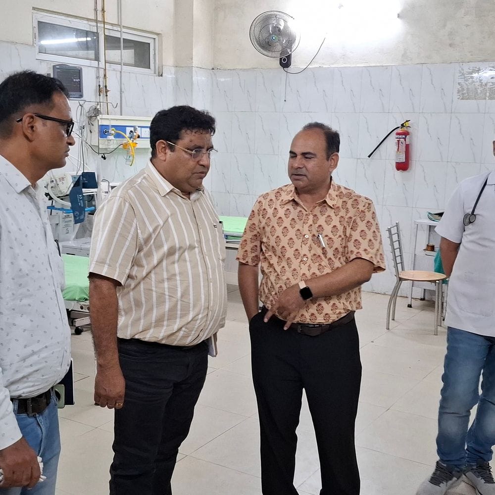 अतिरिक्त निदेशक ने वार्डों में जाकर लिया फीडबैक:धौलपुर जिला व एमसीएच अस्पताल की व्यवस्थाएं परखीं