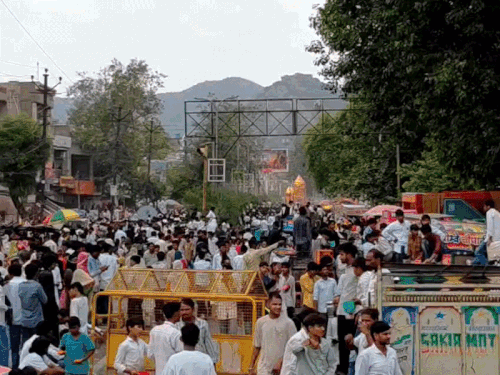 अलवर में 13 फीट का ताजिया सुपुर्द-ए-खाक किया:हजारों श्रद्धालुओं ने ढोल की थाप पर किया मातम; 700 पुलिसकर्मी तैनात रहे
