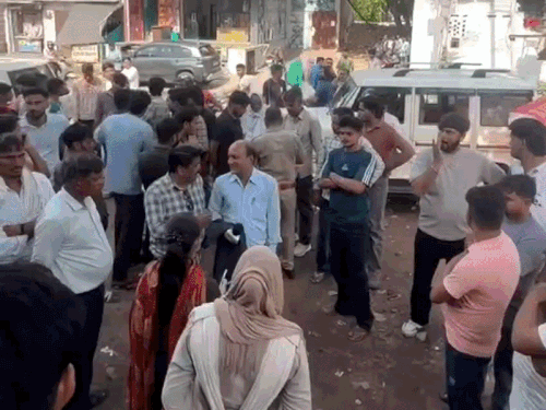अलवर में नगर निगम ने 16 कोचिंग किए सील:कोचिंग संचालक और अधिकारी उलझे; दोनों ने एक-दूसरे पर लगाए आरोप