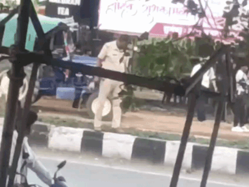अलवर में पुलिस चौकी के पास फायरिंग:कार सवार बदमाशों ने दूसरी गाड़ी पर गोली चलाई, पुलिस तलाश में जुटी