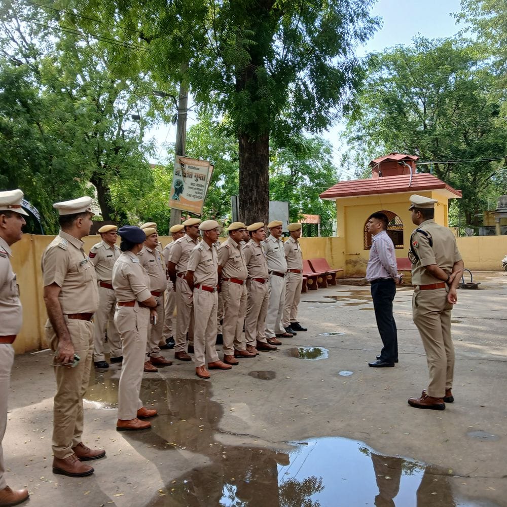 आईजी ने खैरथल में पुलिस व्यवस्था देखी:पेंडिंग केस, बीट सिस्टम और साइबर अपराध पर फीडबैक लिया