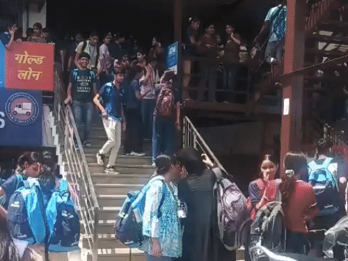 आकाश इंस्टीट्यूट में शॉर्ट सर्किट, धुआं उठा:100 छात्र भागकर बाहर निकले, फायर विभाग के अफसर पहुंचे, कोचिंग की जांच की