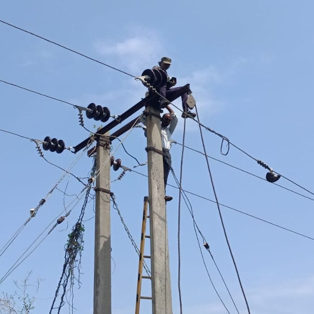 आकाशीय बिजली से 30 गांवों में 18 घंटे बिजली गुल:33 केवी लाइन ठप, तीन पावर हाउस बंद हुए