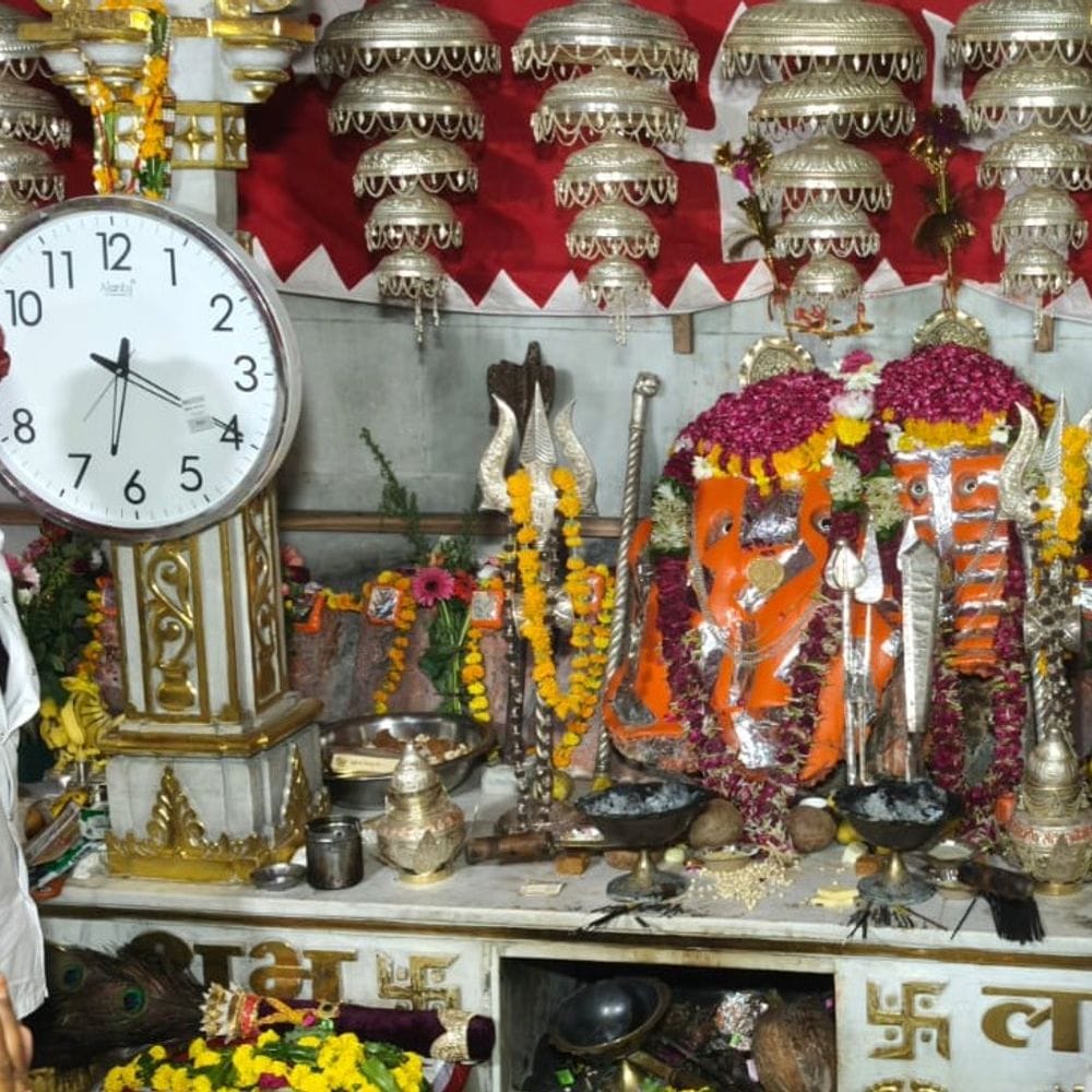 आमज माताजी से पाती आने के बाद सजा मेला:निर्जला एकादशी पर गोराजी कालाजी मंदिर में चढ़ाई ध्वजा