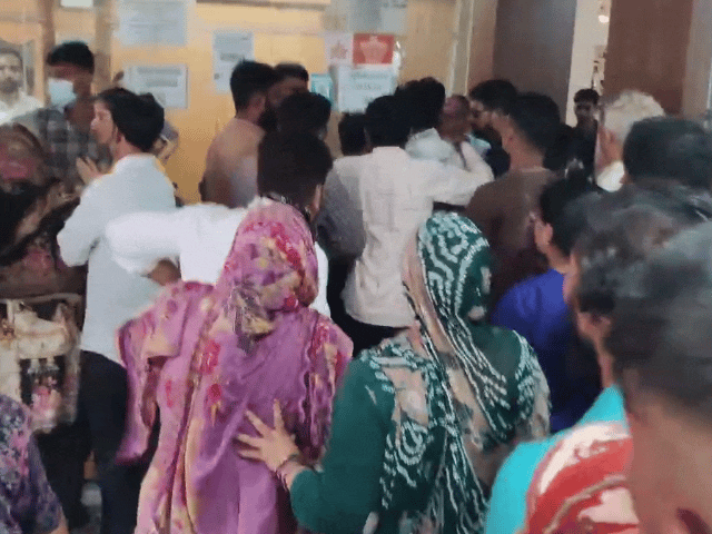 इलाज के दौरान महिला की मौत, अस्पताल में हंगामा:शीशे तोड़े, कर्मचारियों से धक्कामुक्की; परिवार बोला- मौत के बाद हंस रहा था स्टाफ