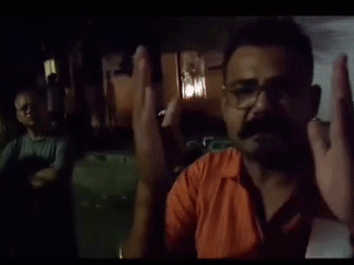 उदयपुर के फतहपुरा एरिया में बीती देर नहीं आई बिजली:डेढ़ घंटे तक लाइट नहीं आने पर लोगों ने किया हंगामा, शिकायत केन्द्र पहुंचे तो ताला लगा मिला