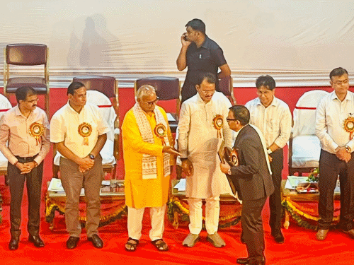 उदयपुरवाटी के महेश अग्रवाल को मिला सम्मान:शिक्षा विभूषण से सम्मानित, सरकारी स्कूलों में 1.21 करोड़ के विकास कार्य कराए
