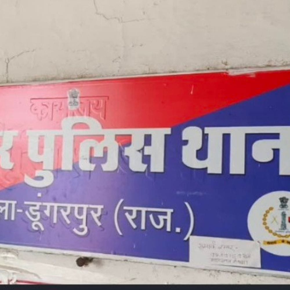 एस्कॉर्ट सर्विस के नाम पर 76 हजार की ठगी:डूंगरपुर पुलिस ने साइबर ठग को दबोचा, मोबाइल और एटीएम कार्ड जब्त