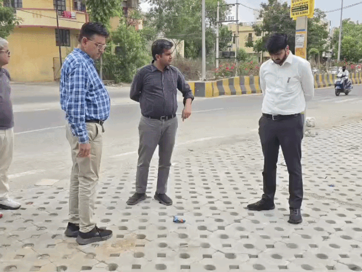 ऐन केप प्रोजेक्ट में लापरवाही पर नाराज हुए निगम कमिश्नर:ठेकेदार का भुगतान रोका, कहा- घरों के बाहर से रैंप हटाकर ही लगाएं पेवर ब्लॉक