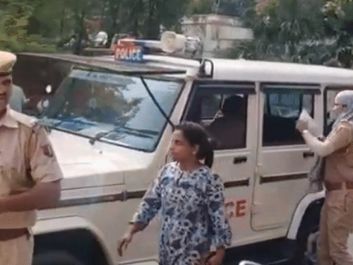 ऑनलाइन गेमिंग के लिए पति के 13 लाख चुराए:सामान बिखेरकर घर में चोरी होने का ड्रामा रचा; शादी के पहले से ही थी लत
