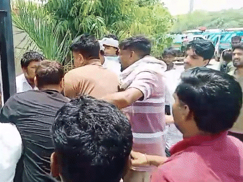 कचरा फैलाने से रोका तो सफाई निरीक्षक को मारा थप्पड़,VIDEO:नगर परिषद के गेट पर फेंका वेस्ट, ऑटो टिपर ड्राइवरों का आरोप-काम से निकालने की धमकी दी