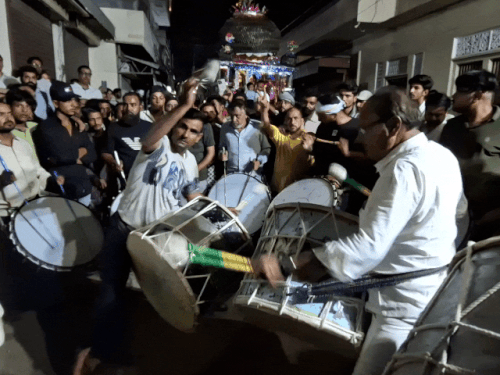 कत्ल की रात को इमामबाड़ों से बाहर आए ताजिए:ढोल पर मातमी धुन बजाई, कल दोपहर में निकलेगा मोहर्रम जुलूस