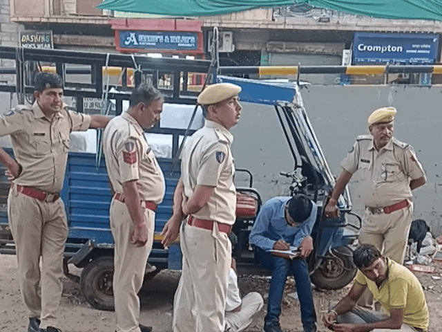 कपड़ा सप्लाई की आड़ में नशे की तस्करी:लोडिंग टैक्सी के टूल बॉक्स में मिली एमडी ड्रग्स, दो तस्करों को किया गिरफ्तार