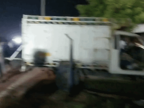 किशनगढ़ में बेकाबू पिकअप पलटी, 20 से ज्यादा घायल:गोवंश को बचाने के चक्कर में हुई बेकाबू, मायरा भरकर लौट रहे थे; पांच अजमेर रेफर