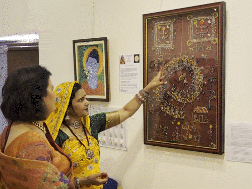 कैनवास और रंगों से बनने वाली पेंटिंग लाख से बनाई:देश की पहली लाख आर्टिस्ट द्रोपदी मीणा की अनूठी कला प्रदर्शनी शुरू, 60 से अधिक कलाकृतियां चर्चा में