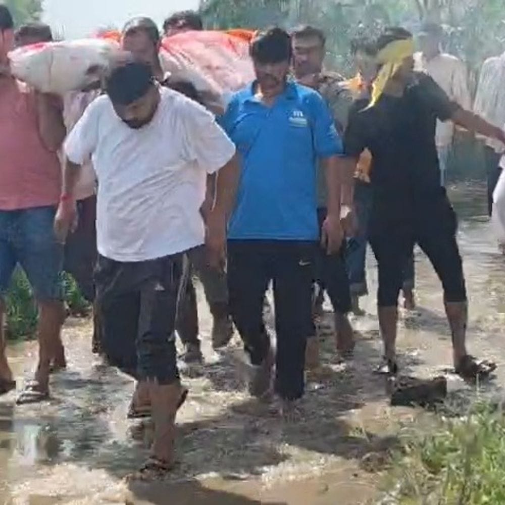 कोटपूतली के कंवरपुरा में कीचड़ से निकलनी पड़ी शवयात्रा:ग्रामीणों में आक्रोश, बोले- सालों से जलभराव की समस्या से जूझ रहा गांव, नहीं हो रही सुनवाई