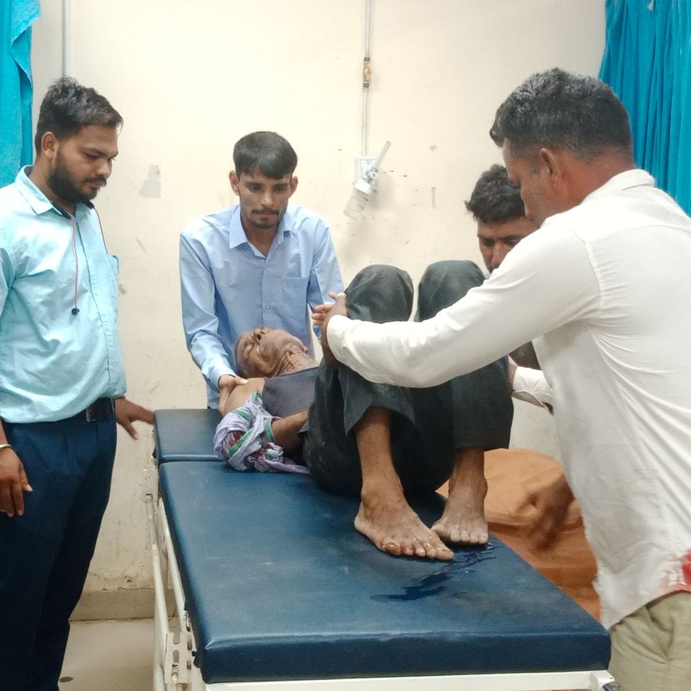 खेत में बकरियां चराने पर किसान पर हमला:चचेरे भाइयों ने लाठियों से पीटा, गंभीर हालत में डीबी अस्पताल में भर्ती