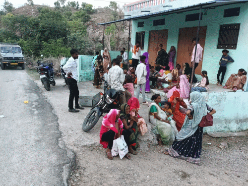 खेरकी गांव में शादी में खाने के बाद फूड पॉइजनिंग:8 की तबियत बिगड़ी, 2 उदयपुर रेफर, विभाग ने 46 लोगों की जांच की; CMHO बोले- स्थिति नियंत्रण में