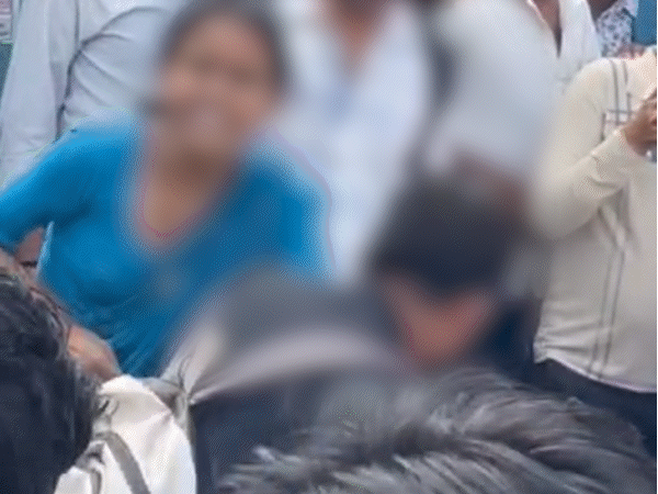 गर्लफ्रेंड के साथ पकड़ा गया पति, पत्नी ने पीटा:जयपुर में बीच सड़क हाई वोल्टेज ड्रामा, प्रेमिका को बाल पकड़कर घसीटा, थप्पड़ जड़े