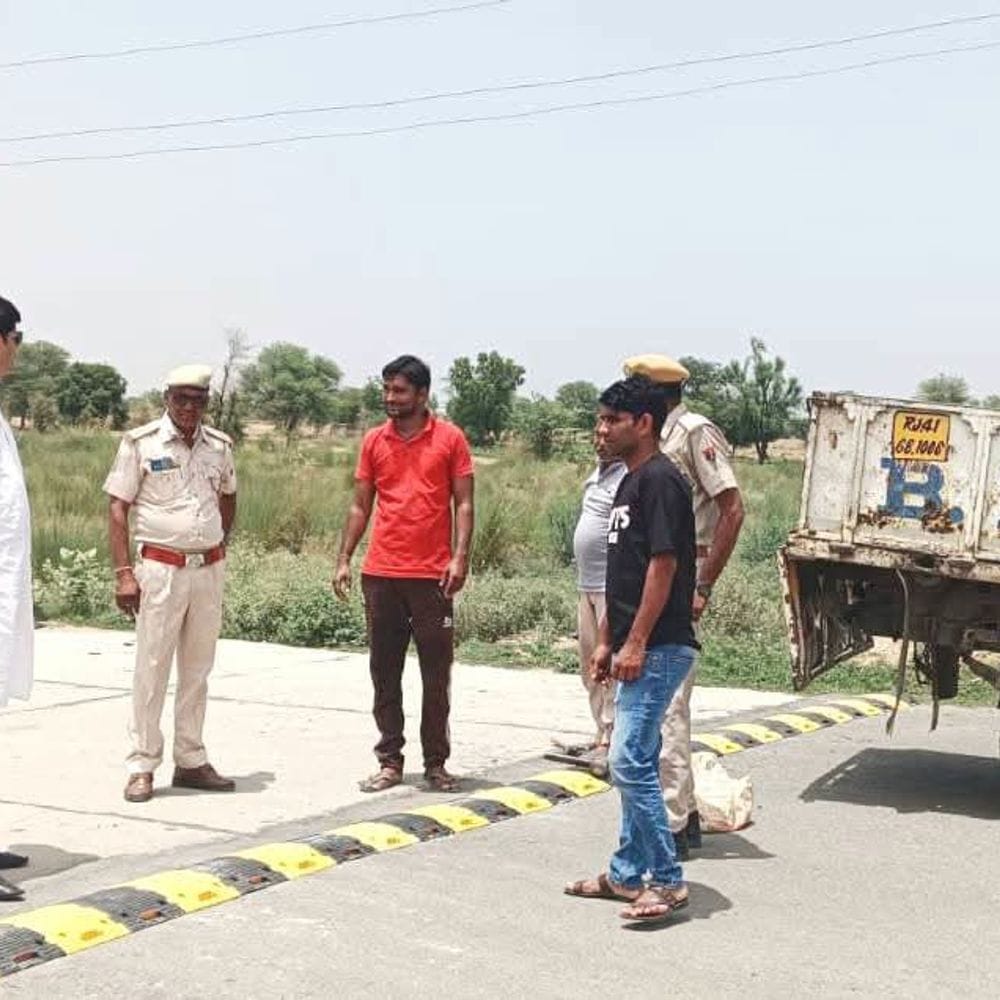 गोपालपुरा कट पर लगाए बैरिकेड और स्पीड ब्रेकर:हादसे में चाचा-भतीजी की मौत के बाद कार्रवाई, ग्रामीणों की सहमति से लगे