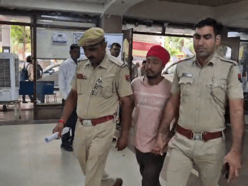 घर में दोष बताकर महिलाओं को ठगने वाला गिरफ्तार:गलत ऊर्जा बताकर डराता, फिर गहनों को शुद्ध करने का झांसा देकर ठग लेता