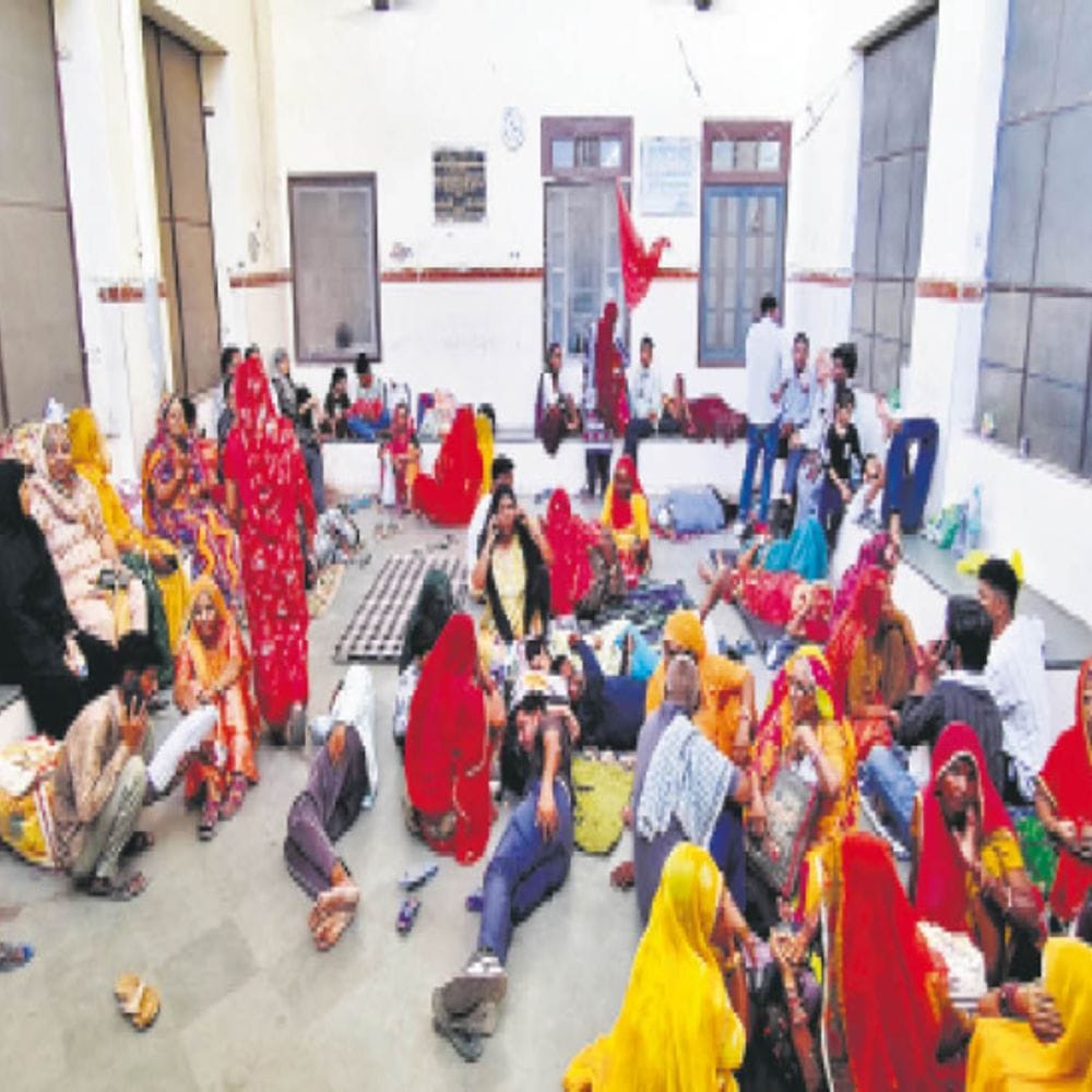 चिकित्सा शिक्षा विभाग:एसओपी में ‘सफेद गाउन’, हकीकत, पीबीएम में जिस साड़ी में घर से आती हैं महिलाएं उसी में कर दिया जाता है ऑपरेशन
