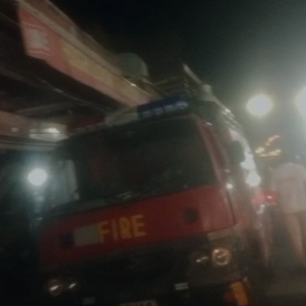 जयपुर के इंद्रा-मार्केट में कपड़े की दुकान में लगी आग:एसी में शॉर्ट सर्किट के चलते हुआ हादसा, आसपास अफरा तफरी मची