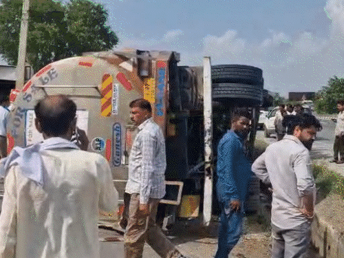 जयपुर-दिल्ली हाईवे पर दूध लूटने की मची होड़:बाल्टी-बोतलों और पिकअप में ड्रम भरकर ले गए; ड्राइवर को झपकी आने पर पलटा टैंकर