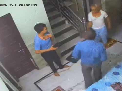 जयपुर में बेटे ने पिता को थप्पड़-घूंसों से पीटा,VIDEO:लात भी मारी, जमीन पर गिरे तो घसीटता हुआ कमरे में ले गया; परिवार देखता रहा