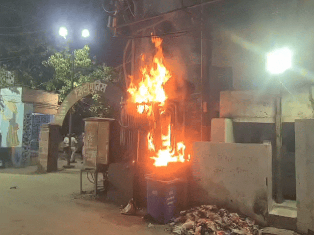 जोधपुर में ट्रांसफार्मर में अचानक लगी आग:थाने के बाहर घटना; आधे घंटे तक नहीं पहुंचा फायर ब्रिगेड कर्मचारी, युवक ने बाल्टियों से डाला पानी