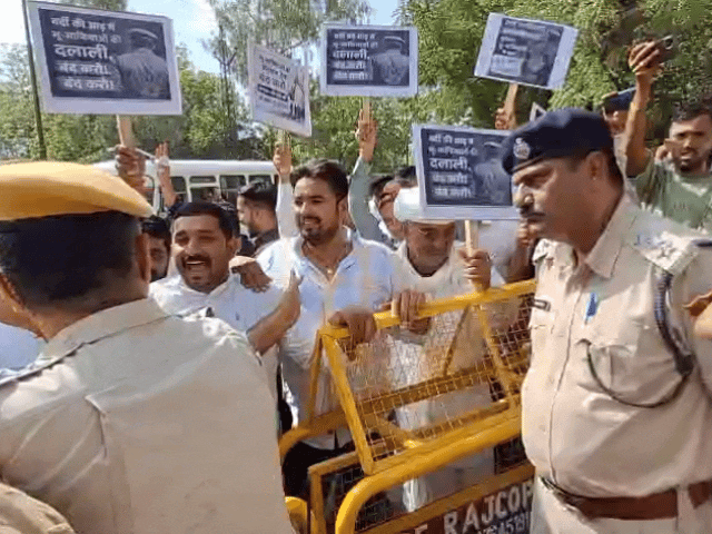 जोधपुर में ठाकुरजी मंदिर के आगे जमीन को लेकर विवाद:ग्रामीणों ने लगाया भू-माफियाओं से मिलीभगत का आरोप, पुलिस की भूमिका पर उठे सवाल