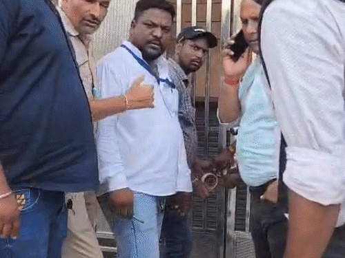 जोधपुर में बिना फायर एनओसी पर स्कूल, कोचिंग, हॉस्टल-रेस्टोरेंट सील:कार्रवाई के विरोध में स्कूल संचालक पहुंचे नगर निगम; कहा- नहीं खुले तो स्टूडेंट्स की पढ़ाई होगी प्रभावित