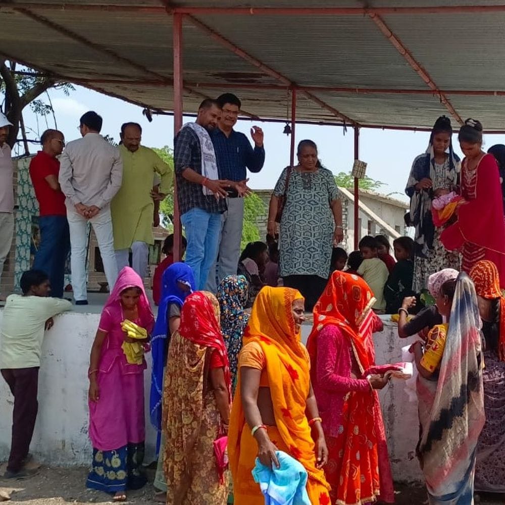 झालावाड़ में श्रमिकों को कपड़े बांटे:भारत विकास परिषद ने बच्चों को शिक्षा के लिए प्रेरित किया, इच्छापूर्ण बालाजी मंदिर में कीर्तन