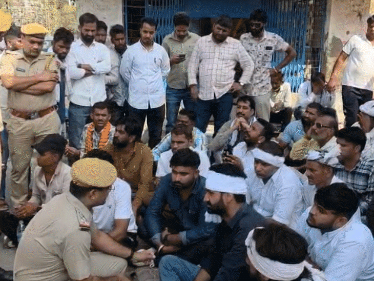 डकैत जगन गुर्जर के परिजनों का धरना, मांगों पर अड़े:बेटा बोला- प्लानिंग से पिता की हत्या की गई; लिखित आश्वासन नहीं मिला तो जान दे दूंगा