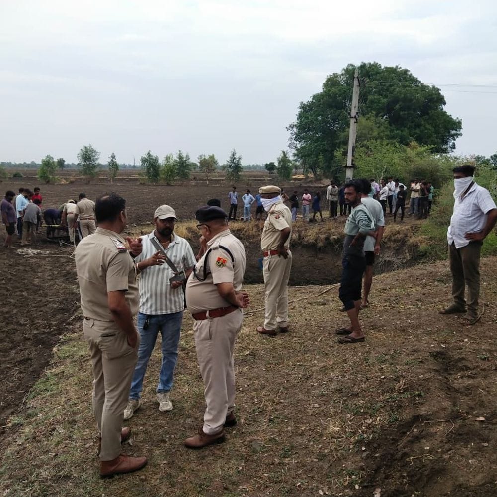 दलोट में कुएं से मिला अधेड़ का शव:कट्टे में बंद था, पास से गुजरने वाले लोगों को बदबू आई तो देखा