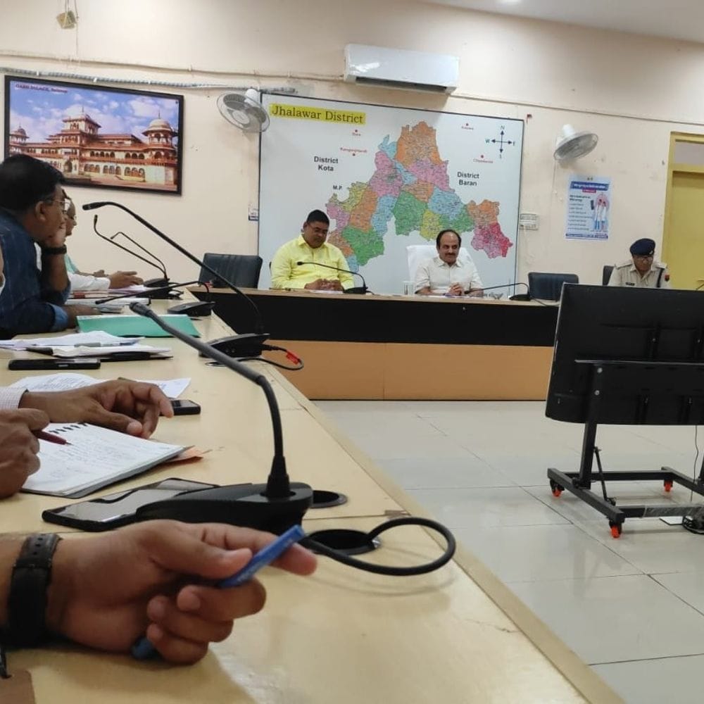दिव्यांगजनों को सिंगल विंडो सिस्टम पर मिलेंगी सभी सुविधाएं:जिला कलेक्टर ने समीक्षा बैठक में अधिकारियों को दिए निर्देश