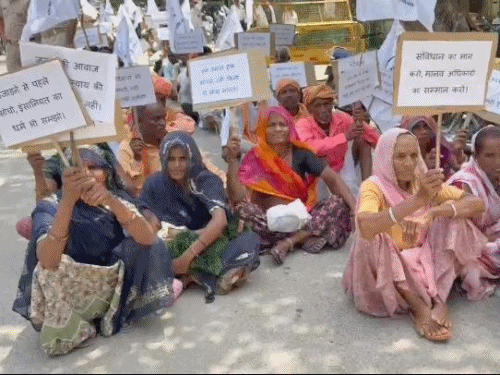 धरियावद में वन विभाग की कार्रवाई पर विवाद:विधायक और ग्रामीणों ने किया प्रदर्शन, वन कर्मियों पर कार्रवाई की मांग