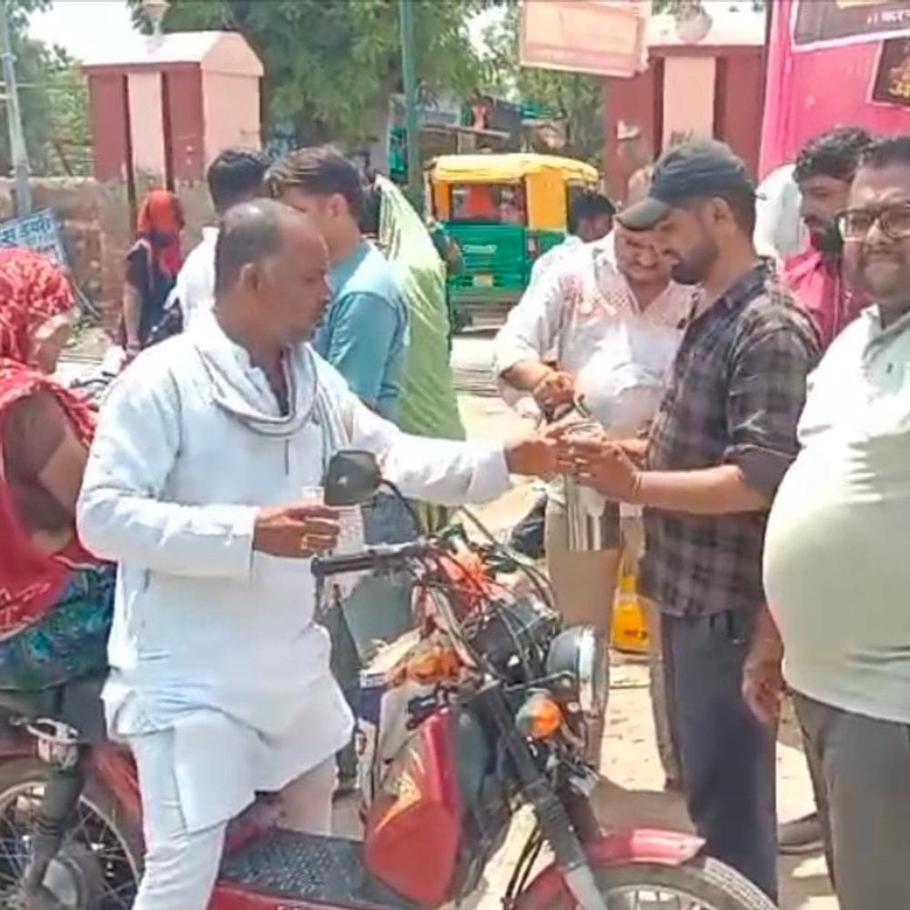 निर्जला एकादशी पर चूरू में शीतल पेय वितरित:श्री श्याम एकादशी भक्त मण्डल ने राहगीरों को पिलाया नींबू पानी और जूस