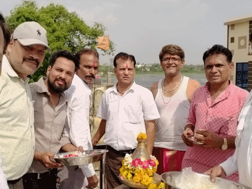निर्जला एकादशी पर सलूम्बर के मंदिरों में भजन-कीर्तन:द्वारिकानाथ मंदिर में ध्वजारोहण हुआ, चारभुजा मंदिर में भी दर्शन के लिए पहुंचे श्रद्धालु