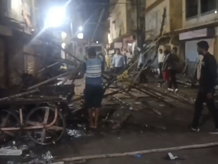 निर्माणाधीन मकान से लोहे का जाल सड़क पर गिरा:तेज बारिश के दौरान गिरने से बड़ा हादसा टला, जनता ने नगर निगम की निगरानी व्यवस्था पर उठाए सवाल