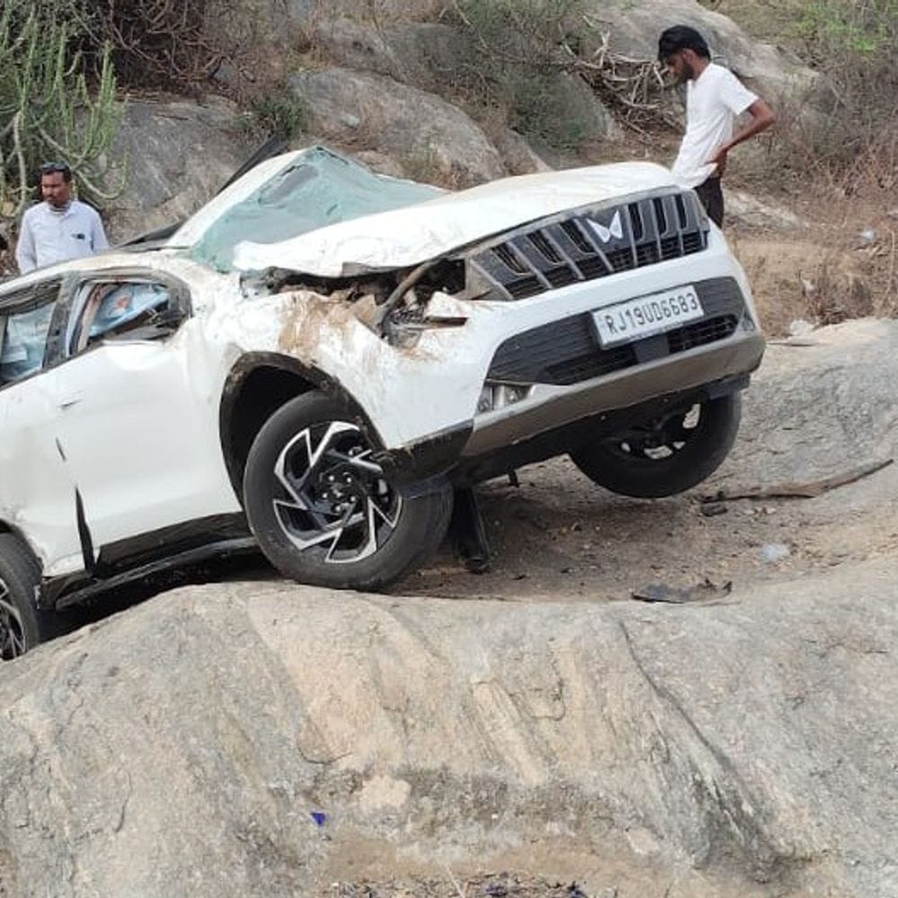 पिंडवाड़ा में तेज रफ्तार कार पलटी, 4 घायल:एयरबैग खुलने से बड़ा हादसा टला, जोधपुर से माउंट आबू जा रहे थे