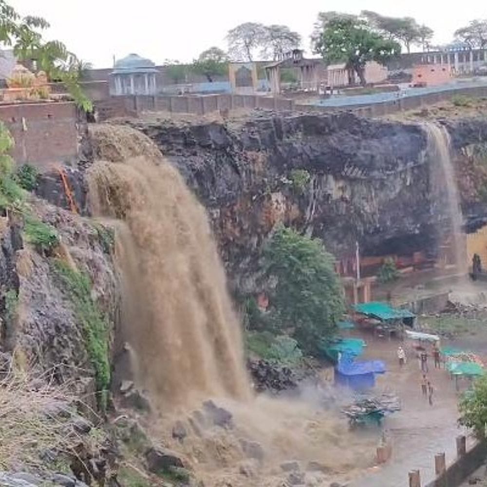 प्रतापगढ़ में तेज बारिश, 300 फीट ऊंचा झरना चला:बड़ी संख्या में देखने पहुंचे लोग, कई इलाकों में जलभराव