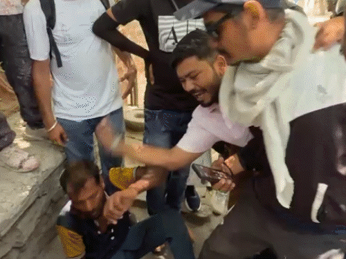 बदमाशों ने मोबाइल लूटा, युवक चलती ट्रेन से कूदा:1KM पीछा करके आरोपी महिला-पुरुष को पकड़ा, भीड़ ने जमकर धुनाई की