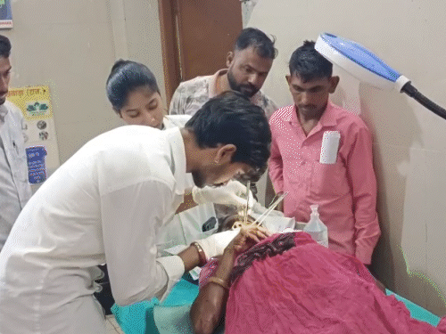 बांसवाड़ा में महिला का मुंह खा गया कुत्ता:होंठ से गाल तक मांस कटा, 40 टांके आए; खाना खाकर घर के बाहर बैठीं थी