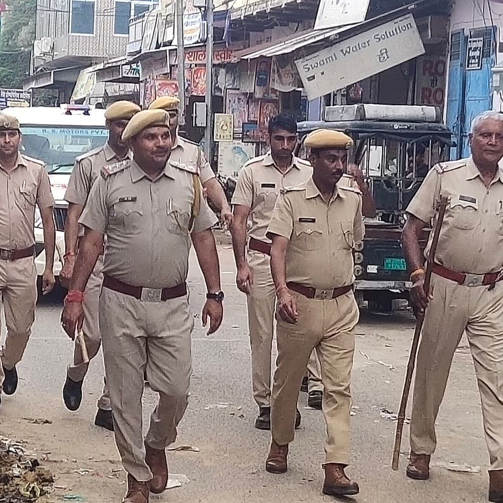 बाजारों में फ्लैग मार्च, पुलिस ने दिखाई सख्ती:अतिक्रमणकारियों को सख्त चेतावनी, कानून व्यवस्था का लिया जायजा