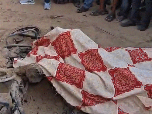 बिजली का तार बाइक में उलझा, चाचा-भतीजा समेत 3-जिंदा जले:आसपास के लोगों ने मिट्‌टी डालकर आग बुझाई, परिजनों ने शव उठाने से किया इनकार
